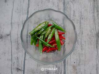 4、辣椒炒鸡肝,小米椒洗干净切断