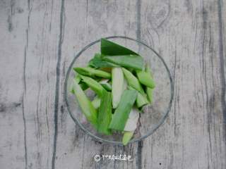 5、辣椒炒鸡肝,蒜苗洗干净切断