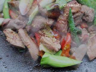 9、辣椒炒鸡肝,放入盐、鸡粉、胡椒粉调味即可