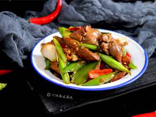 10、辣椒炒鸡肝,适量进食动物肝脏可使皮肤红润，所以常食动物肝脏还有益于皮肤健康生