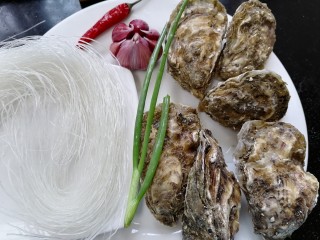 1、蒜蓉粉丝蒸生蚝,准备好所需材料