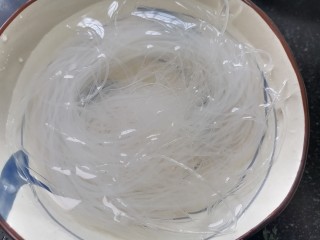 2、蒜蓉粉丝蒸生蚝,粉丝提前用温水泡软