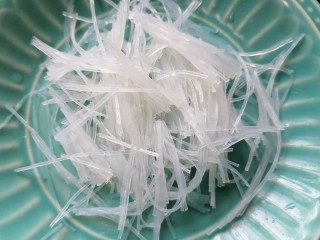 3、蒜蓉粉丝蒸生蚝,将粉丝剪成小段