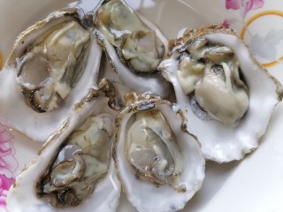 6、蒜蓉粉丝蒸生蚝,将生蚝肉泡水清洗干净