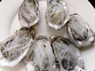 7、蒜蓉粉丝蒸生蚝,将粉丝放在生蚝肉上