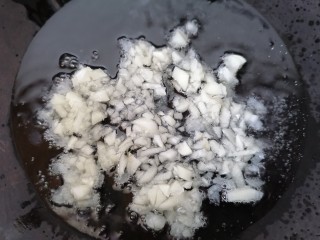 11、蒜蓉粉丝蒸生蚝,放入蒜末煸炒香