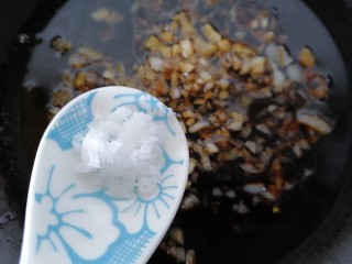 12、蒜蓉粉丝蒸生蚝,加入适量蚝油和白糖