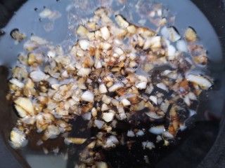 13、蒜蓉粉丝蒸生蚝,将酱翻炒均匀