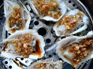 15、蒜蓉粉丝蒸生蚝,放入蒸锅蒸七八分钟