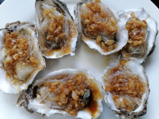 16、蒜蓉粉丝蒸生蚝,蒸熟取出