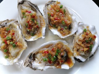18、蒜蓉粉丝蒸生蚝,放适量辣椒点缀