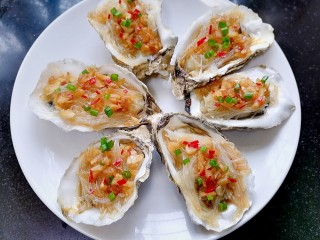 19、蒜蓉粉丝蒸生蚝,将生蚝码放在盘中