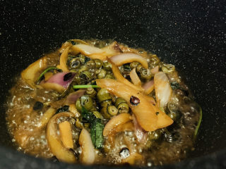 2、紫苏炒田螺,快要出锅的紫苏炒田螺,我们一起来看步骤: