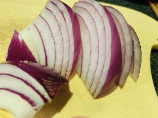 7、紫苏炒田螺,洋葱、姜、蒜瓣洗净,待用;