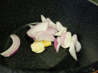 8、紫苏炒田螺,锅里加2勺食用油,加入洋葱 葱 姜;