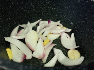 9、紫苏炒田螺,炒香;