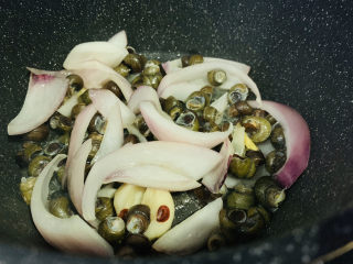 10、紫苏炒田螺,倒入田螺,翻炒2分钟;