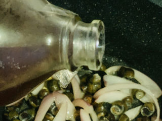 11、紫苏炒田螺,加料酒;