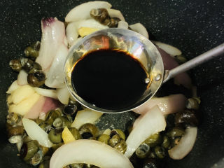 12、紫苏炒田螺,加酱油;