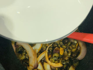 13、紫苏炒田螺,加些清水;