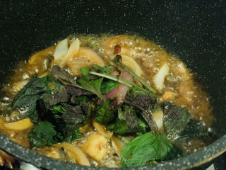 16、紫苏炒田螺,加紫苏叶,翻炒到基本收汁;