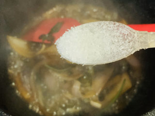 17、紫苏炒田螺,再加些味精,翻炒均匀;