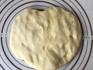 1、黄油卷,面团取出按压排气