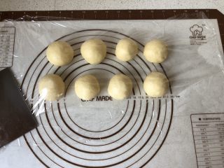 2、黄油卷,均分8个，滚圆，盖保鲜膜松弛15分钟。
