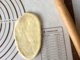 3、黄油卷,取一个面团，用擀面杖擀成长椭圆
