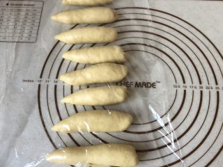 5、黄油卷,搓成圆锥型，注意防干燥