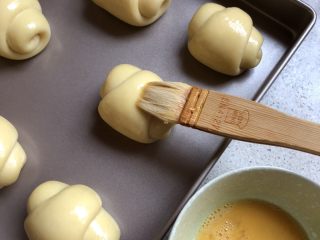 8、黄油卷,烤箱预热200度，发好的面团刷薄薄一层蛋液