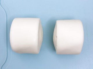 1、香辣馒头片,准备2个馒头