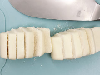 2、香辣馒头片,切成片