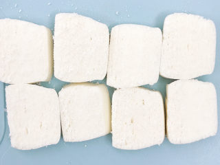 3、香辣馒头片,平放在菜板上