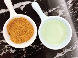 4、香辣馒头片,准备好香辣蘸料和油