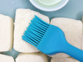 5、香辣馒头片,先给馒头片刷一层薄油