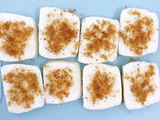 7、香辣馒头片,撒上烧烤蘸料