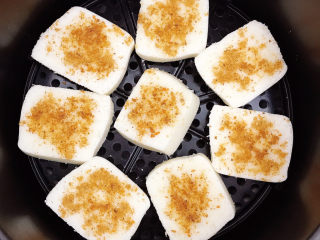 8、香辣馒头片,平放在烤网上