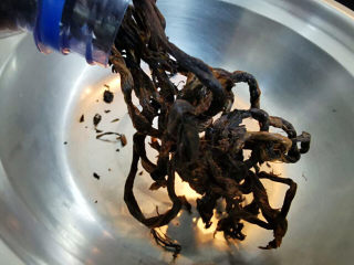 3、梅干菜肉包,终于把梅干菜取出来了