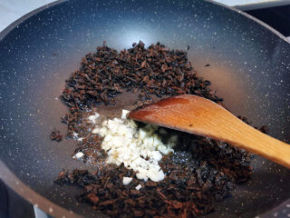 8、梅干菜肉包,加油爆香蒜末