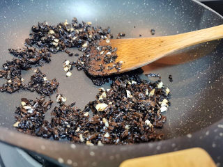 9、梅干菜肉包,加入生抽，糖，胡椒粉炒香梅干菜