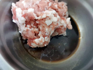 13、梅干菜肉包,生抽，老抽，胡椒粉，糖，料酒，香油，姜粉腌制肉末