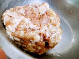 14、梅干菜肉包,搅拌上劲，静置10分钟