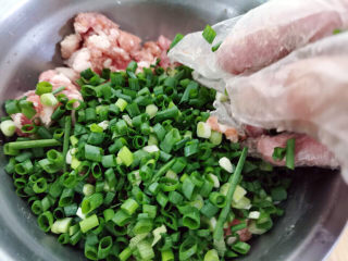 15、梅干菜肉包,加入葱花