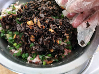 16、梅干菜肉包,加入放凉后的梅干菜拌匀