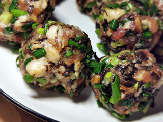 17、梅干菜肉包,可以先分好每一颗馅料备用