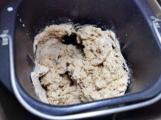 22、梅干菜肉包,全麦粉揉拌中