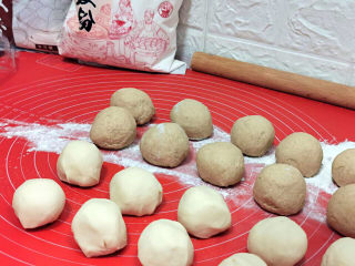 24、梅干菜肉包,分别捏成10个小剂子