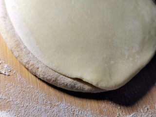 26、梅干菜肉包,擀开，边缘擀薄中间厚