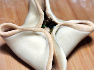 27、梅干菜肉包,放入一颗梅干菜馅料，拉起四边捏紧